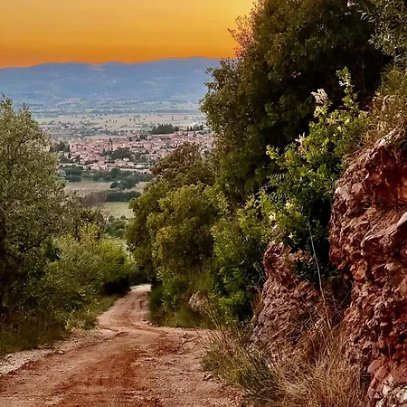 A Passo Lento Nel Castello Di Collepino - Spello