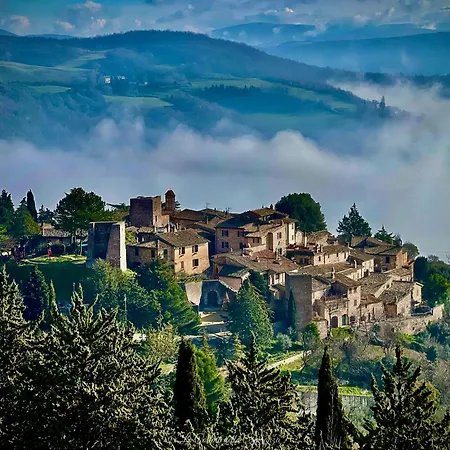 A Passo Lento Nel Castello Di Collepino - Spello