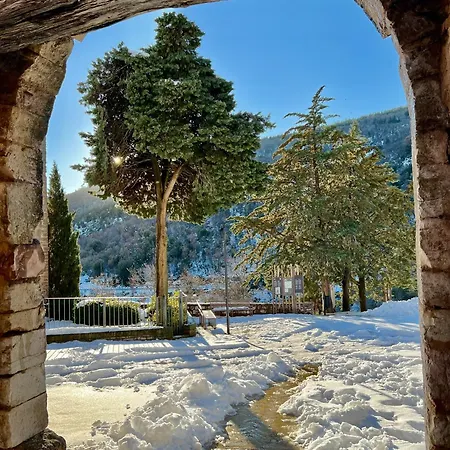 A Passo Lento Nel Castello Di Collepino - Spello