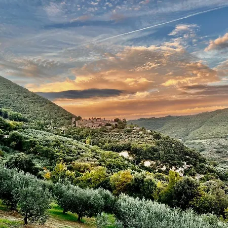 A Passo Lento Nel Castello Di Collepino - Spello