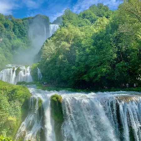 A Passo Lento Nel Castello Di Collepino -