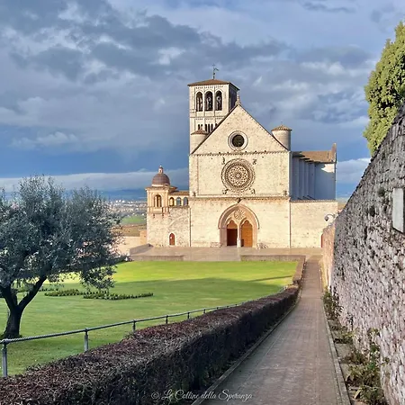 A Passo Lento Nel Castello Di Collepino -