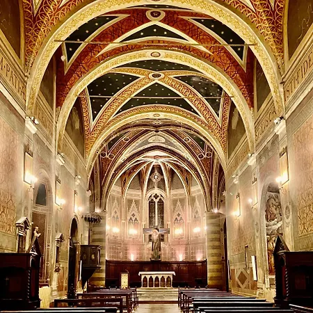 A Passo Lento Nel Castello Di Collepino - Spello