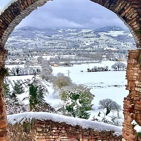 A Passo Lento Nel Castello Di Collepino - Spello