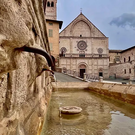 A Passo Lento Nel Castello Di Collepino - Spello