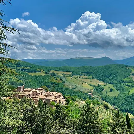 A Passo Lento Nel Castello Di Collepino -