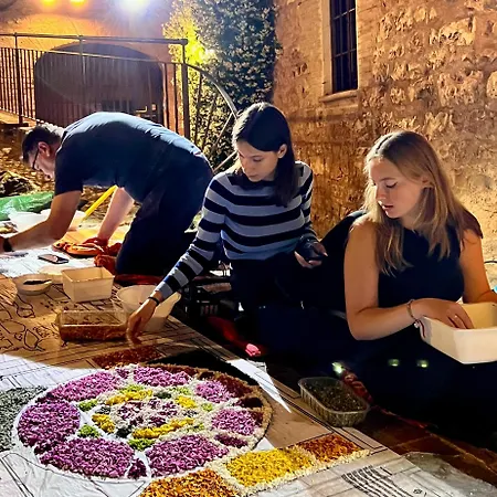 A Passo Lento Nel Castello Di Collepino - Spello