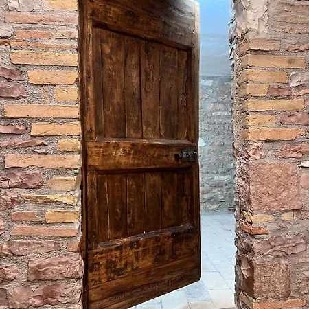 A Passo Lento Nel Castello Di Collepino -