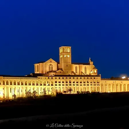 A Passo Lento Nel Castello Di Collepino -