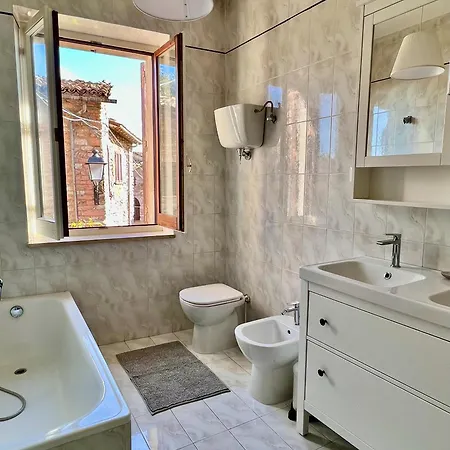 A Passo Lento Nel Castello Di Collepino -