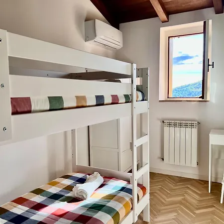 A Passo Lento Nel Castello Di Collepino - Spello