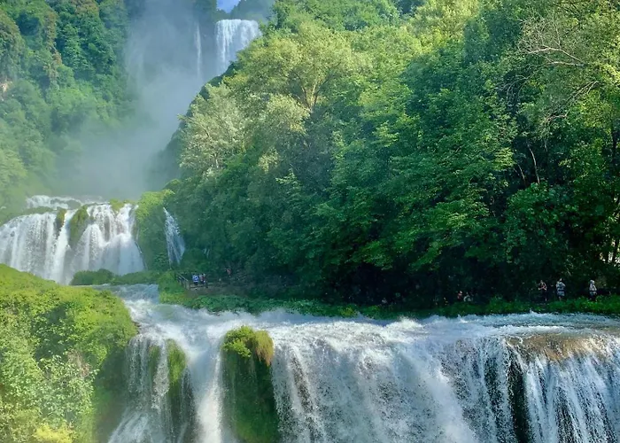 A Passo Lento Nel Castello Di Collepino -